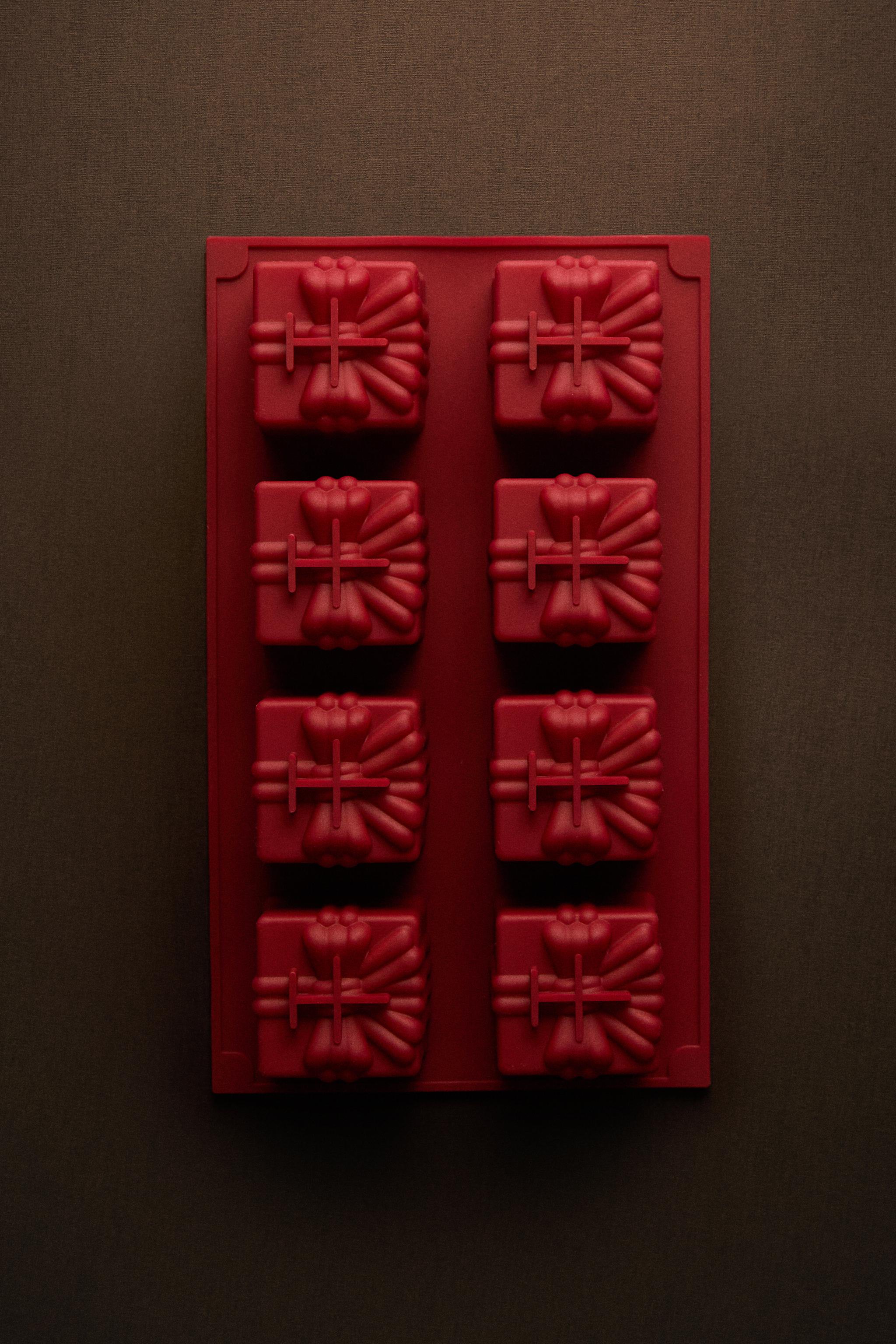 CHRISTMAS GIFT BAKING MOLD